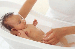fare il bagno a un neonato in acqua bollita