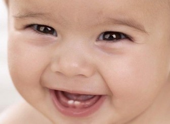 Es tallen les dents del nen