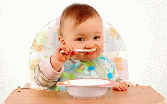 quando iniziare a nutrire un bambino