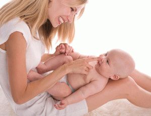 kai kūdikis pradeda šypsotis mamai