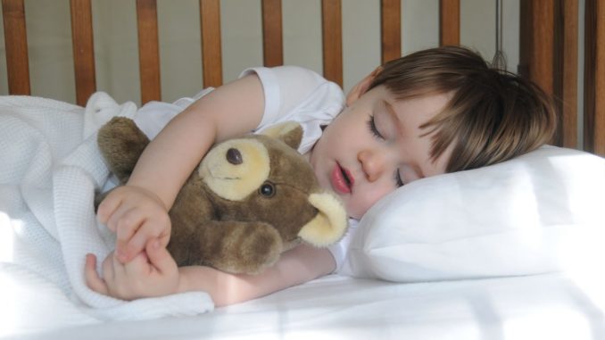 Com ensenyar a un nen a dormir al seu bressol