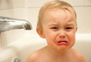 Il bambino ha paura di fare il bagno in bagno