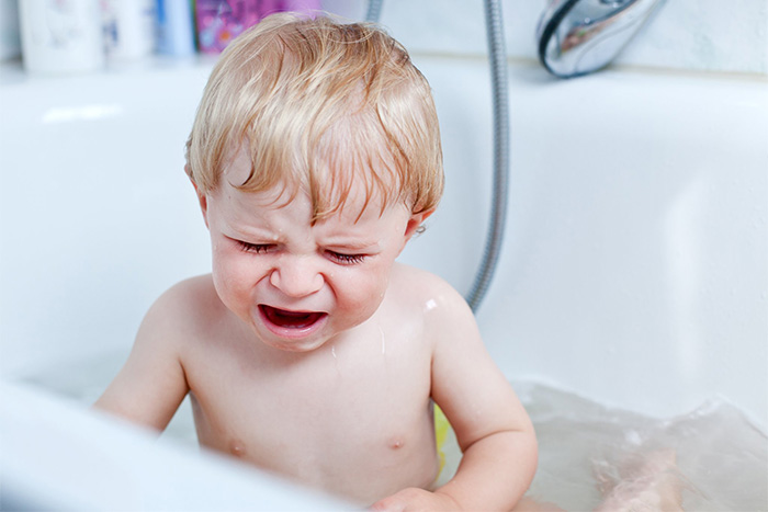 il bambino ha paura di fare il bagno nel bagno