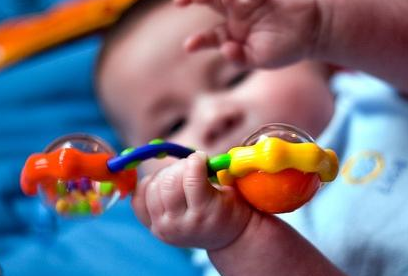  com chocalhos começa o processo de aprender o bebê