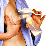 Nous appuyons sur le piston et exprimons le lait