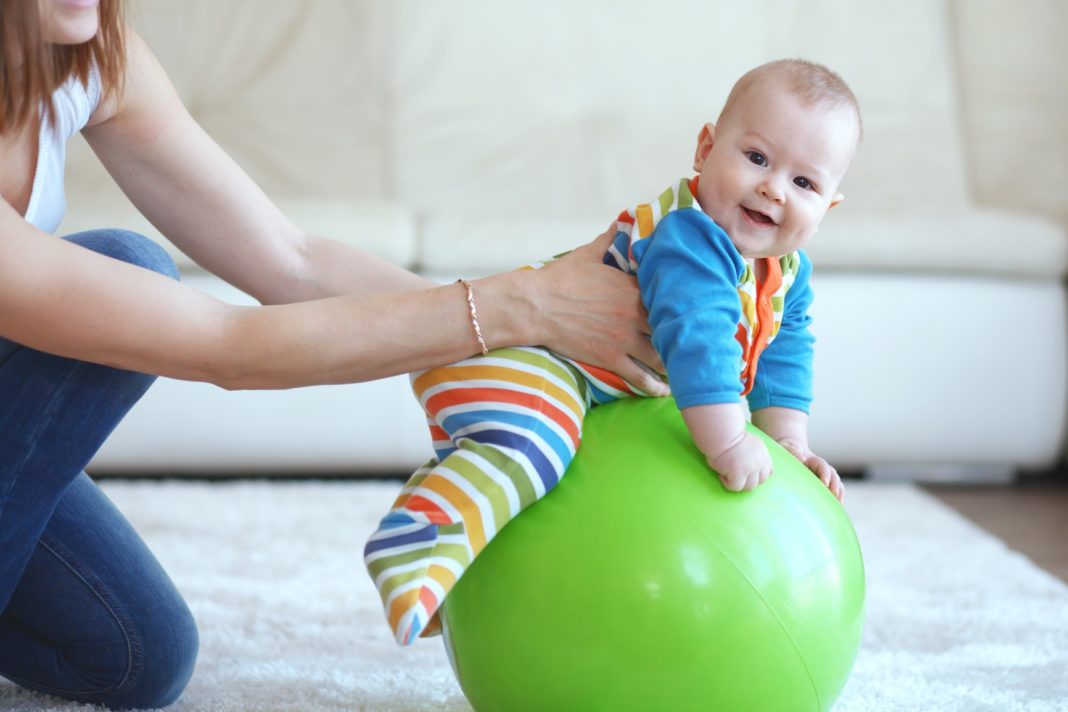 Cours de fitball avec un nouveau-né
