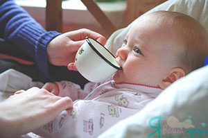 enseñar a beber de una taza