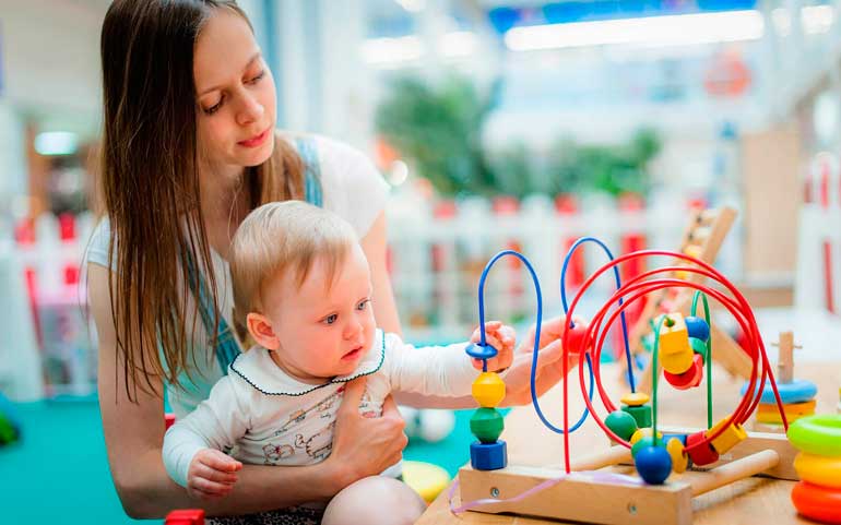 brincando com um bebê em 10 meses