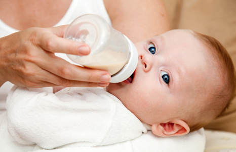alimentación artificial del niño