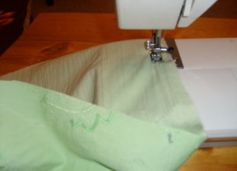 Varrja a széleket varrógéppel. Ezt meg lehet tenni az overlogon, cikkcakkban vagy a szövet összehajtogatott szélein.