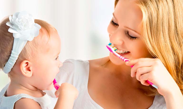 limpamos os dentes do bebê