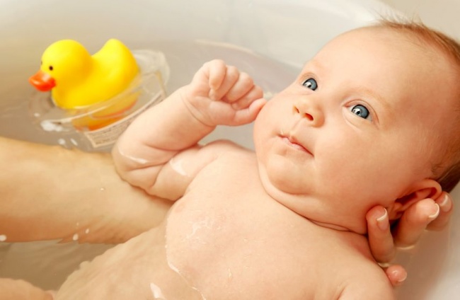 fare il bagno a un neonato