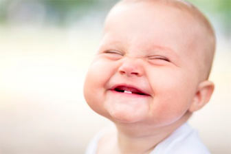 bebê muito feliz