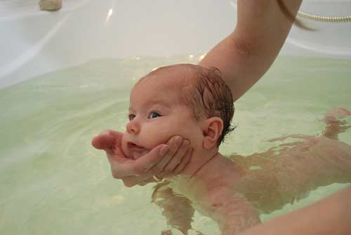 hold-child-by-chin- (nuoto)