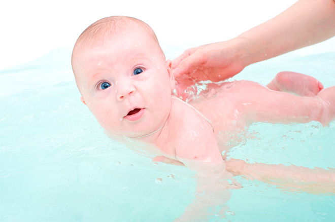 insegnare al neonato a nuotare