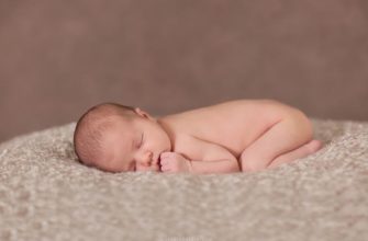recém-nascido dormindo na barriga