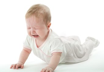 kafasını yere vurarak bebek