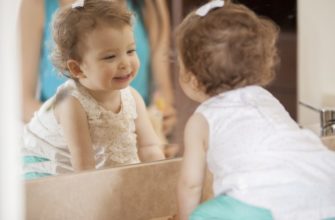 bébé et miroir