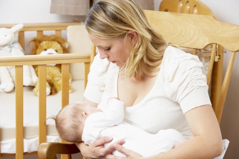 mãe amamenta seu bebê