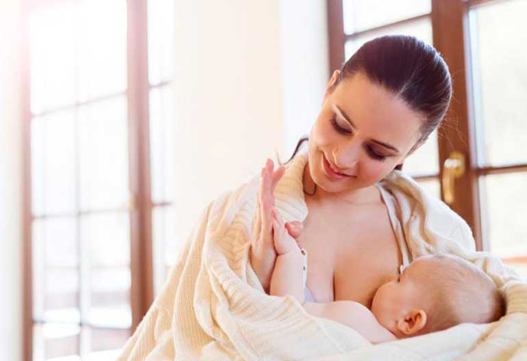 mulher amamentando um bebê