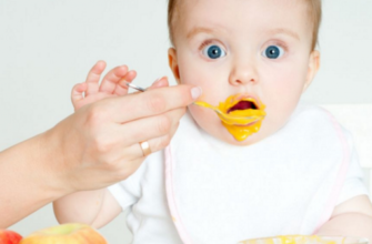 alimentant un nadó