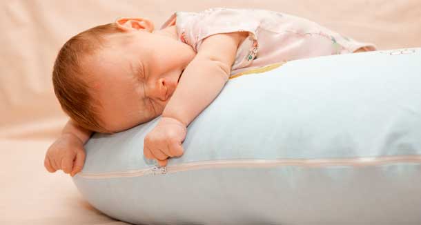 bebê recém-nascido dormindo em um travesseiro
