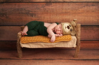 bebê dorme no berço foto bonita