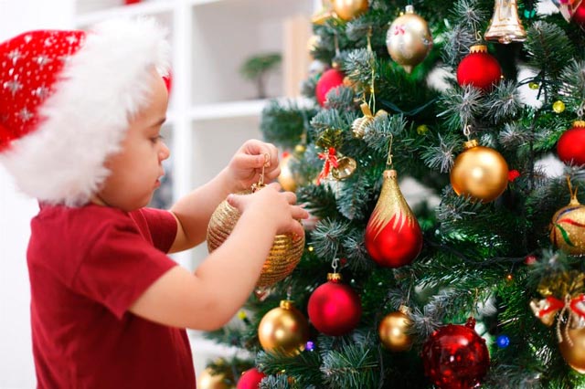Árvore de Natal no apartamento onde há crianças pequenas