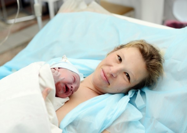 noworodek na brzuchu mamy