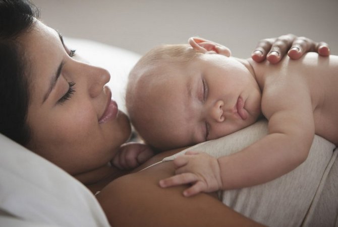 szczęśliwa mama z noworodkiem