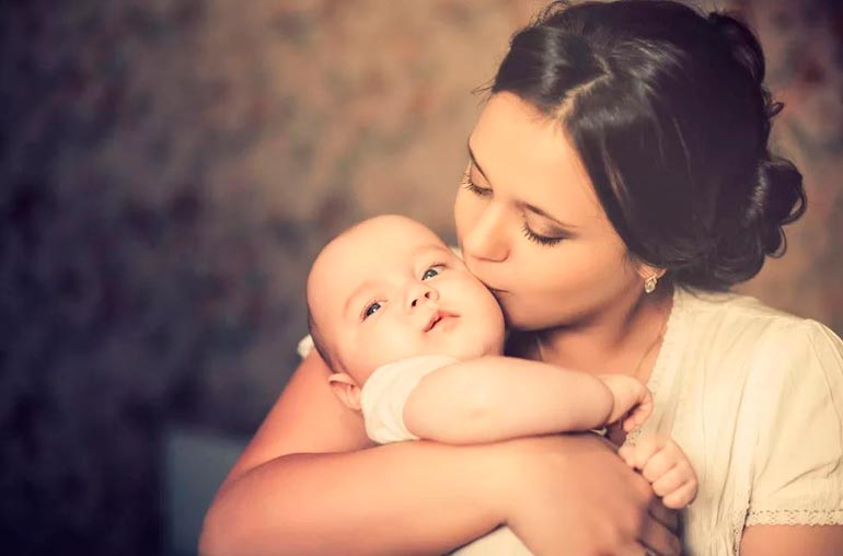 mãe com bebê