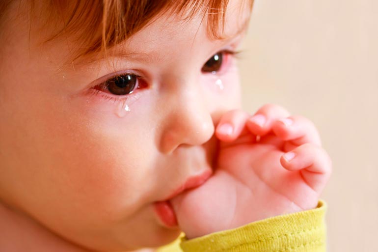 o bebê está chorando