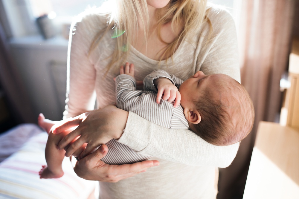 mama nie pozwala nikomu wziąć dziecka w ramiona