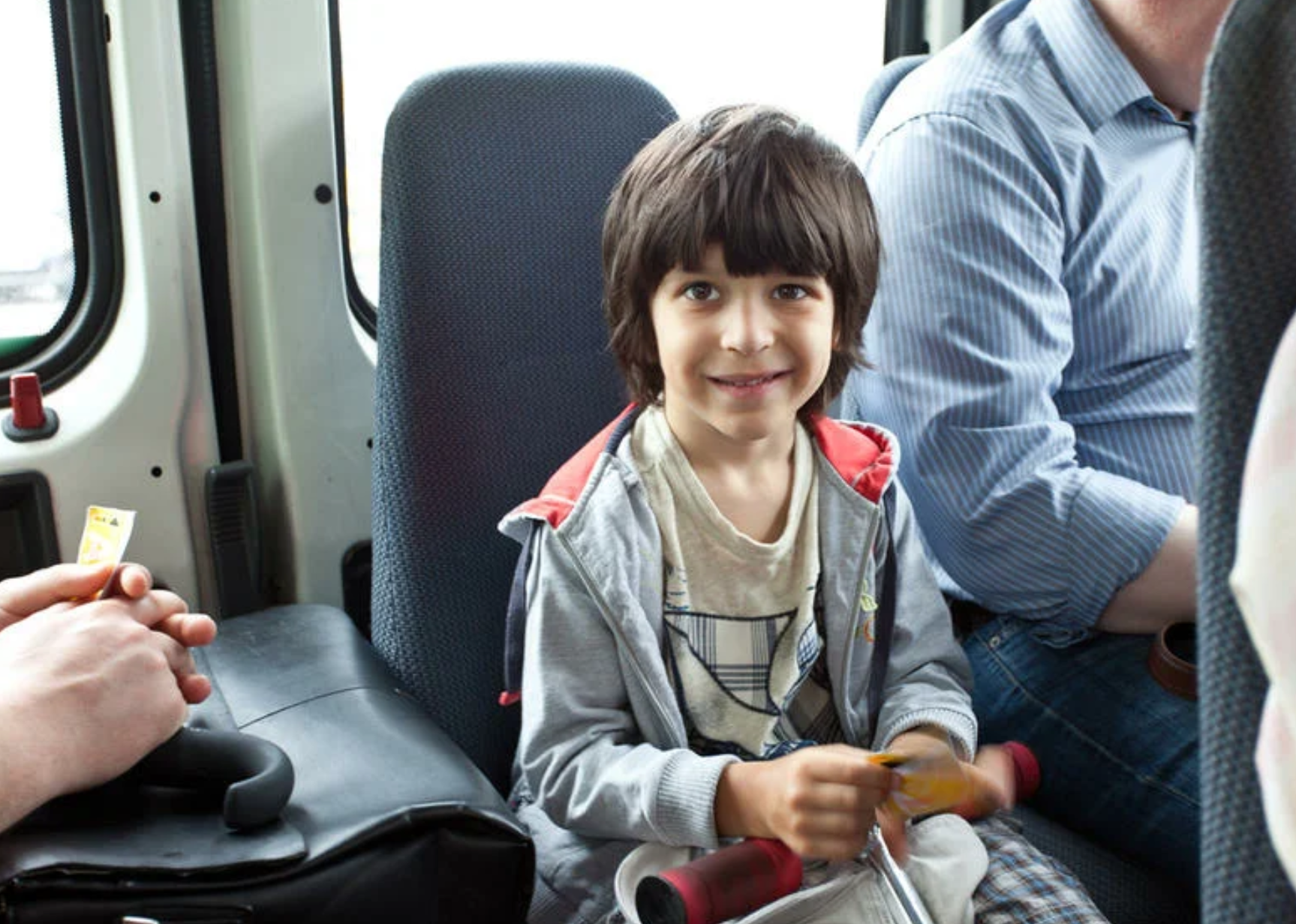 els nens en transport públic han de seure