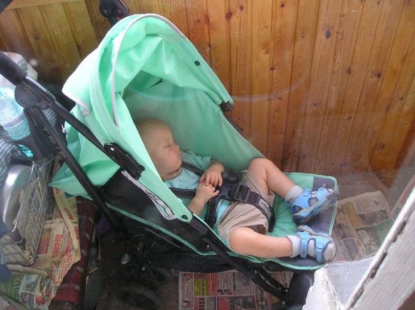bebê dorme na varanda