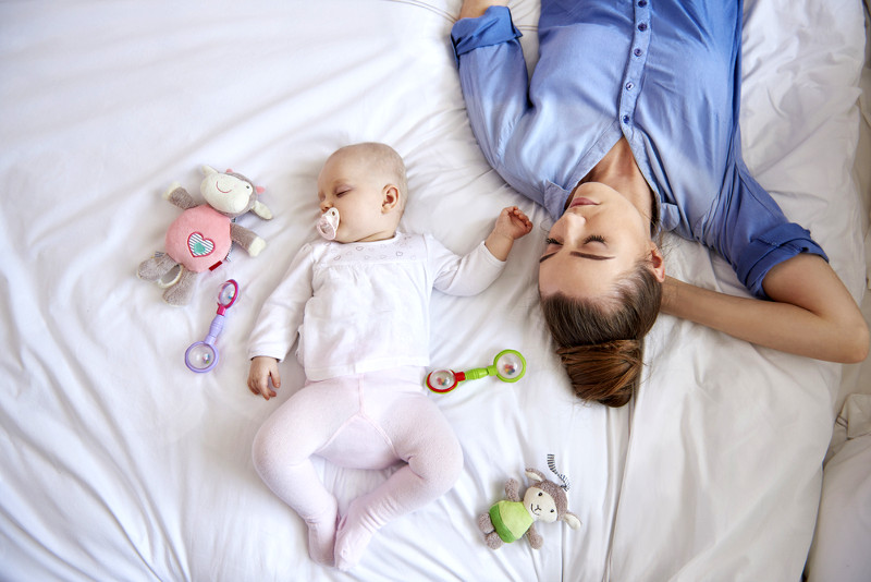 mamá duerme durante el día con su bebé