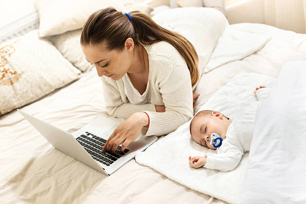 bebé durmiendo mamá trabaja