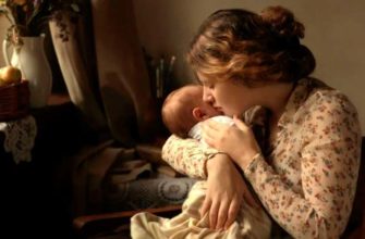 mama kołysze dziecko