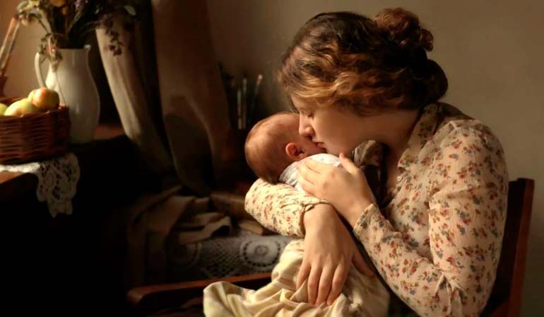 la mamma culla il bambino