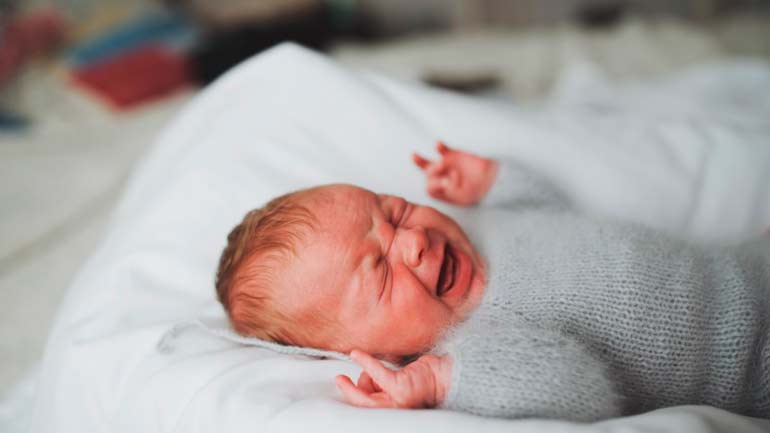 il bambino sta piangendo