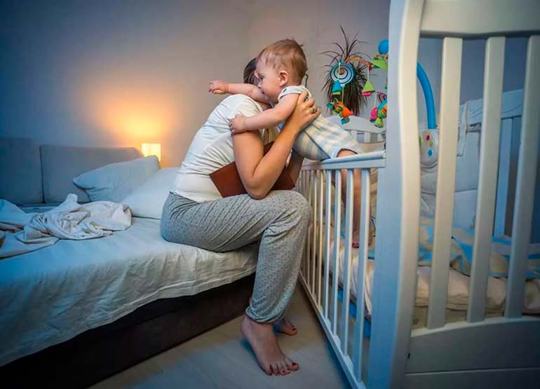 śpij nowonarodzony w pokoju z rodzicami
