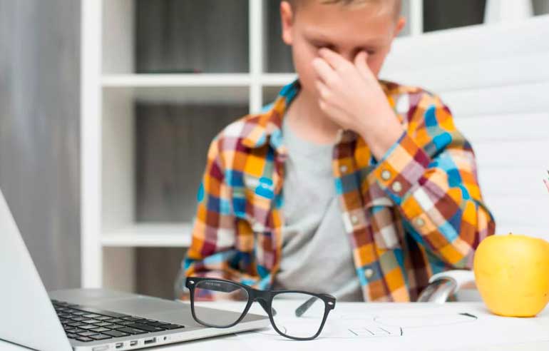 niño en la computadora